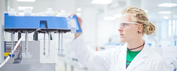 studierende-lts Ein Student arbeitet konzentriert mit einem Laborgerät in einem hellen im LTS-Labor.